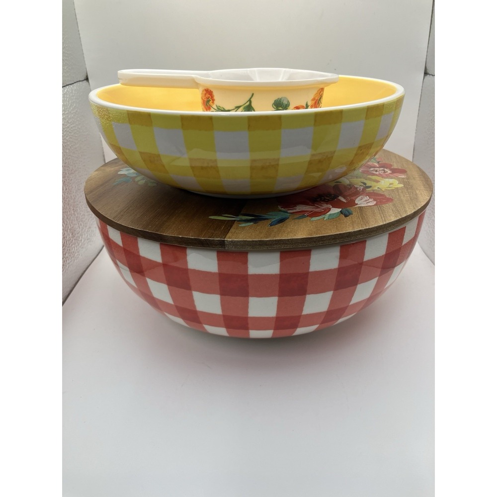 Pioneer Woman Gingham 4 Piece Set 2 Bowls, Lid, & Measuring Cup
